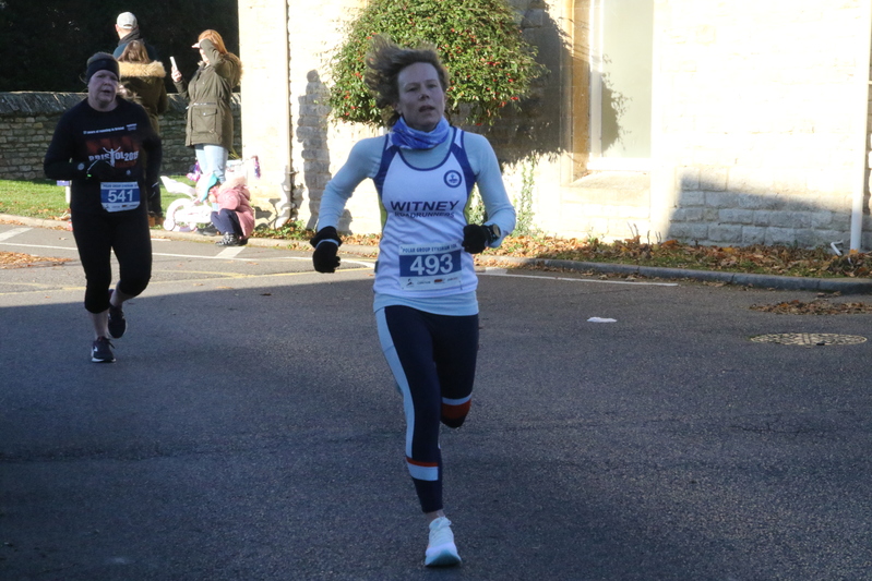 photo 1614 of a runner