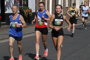 photo of female Oxfordshire club runners