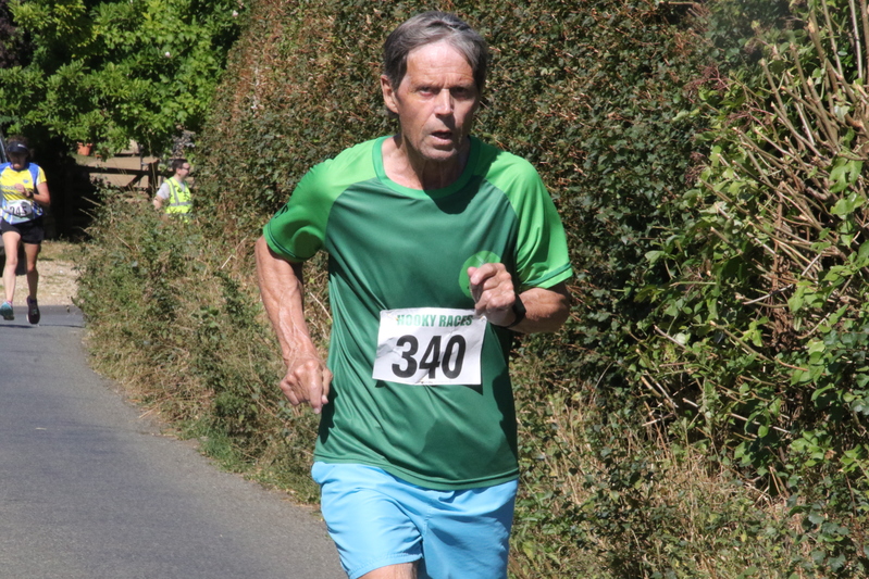 photo 1552 of a runner