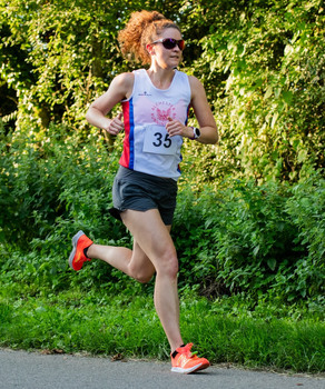 photo of the 1st female Oxfordshire club runner